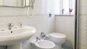 Doccia, asciugacapelli, bidet, asciugamani