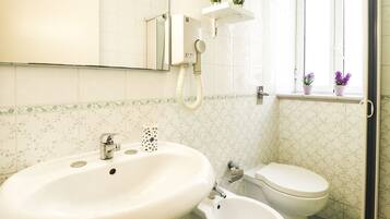 Dusche, Haartrockner, Bidet, Handtücher