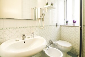 Dusch, hårtork, bidé och handdukar