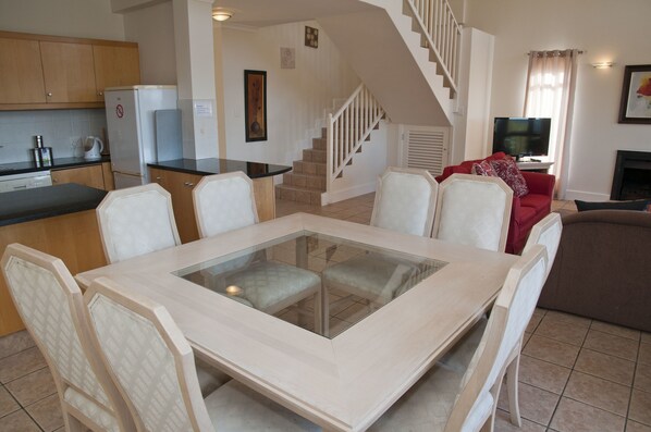 Comfort Townhome, Multiple Beds, Non Smoking, Golf View | In-room dining
