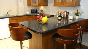Superior Apartment, 2 Bedrooms (Max 6 people) | Blackout curtains, iron/ironing board, free WiFi, individually decorated - Eglantine Lodge (Belfast)