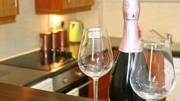Standard Apartment, 1 Bedroom (Max 3 People) | Blackout curtains, iron/ironing board, free WiFi, individually decorated - Eglantine Lodge (Belfast)