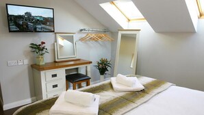 Superior Apartment, 1 Bedroom (Max 4 people) | Blackout curtains, iron/ironing board, free WiFi, individually decorated - Eglantine Lodge (Belfast)