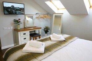 Individually decorated, individually furnished, blackout curtains - Eglantine Lodge (Belfast)