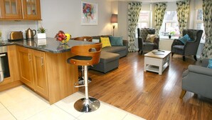 Superior Apartment, 2 Bedrooms (Max 6 people) | Blackout curtains, iron/ironing board, free WiFi, individually decorated - Eglantine Lodge (Belfast)