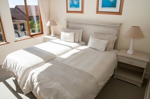 4 bedrooms, desk, iron/ironing board, free cribs/infant beds - Villa 17 (Knysna)