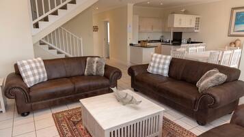 Villa, 4 Bedrooms | Living area