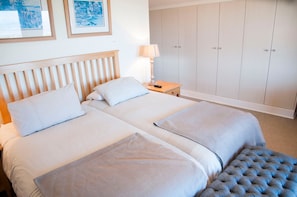 4 bedrooms, desk, iron/ironing board, free cots/infant beds - Villa 17 (Knysna)