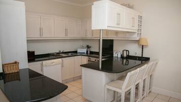 Villa, 4 Bedrooms | Private kitchen