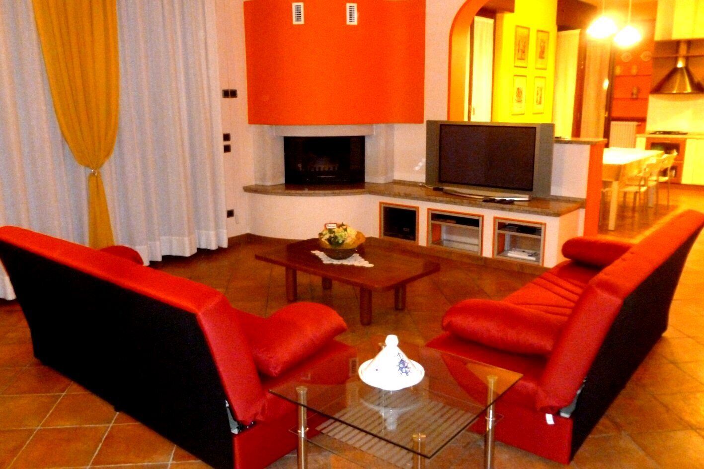 Télévision, cheminée, lecteur de DVD