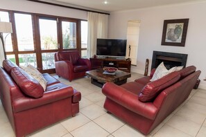 Villa, 4 Schlafzimmer, Nichtraucher, eingeschränkter Meerblick | Wohnbereich | Plasmafernseher, Kamin