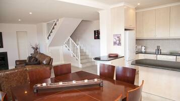 Villa, 4 Bedrooms, Non Smoking, Partial Ocean View | Ruang tamu | TV Plasma, pendiangan