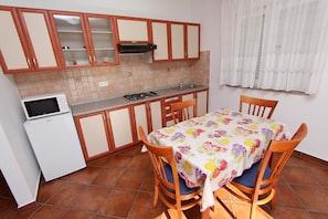 Apartment, 1 Bedroom (1) | Private kitchen | Fridge, microwave, stovetop, coffee/tea maker
