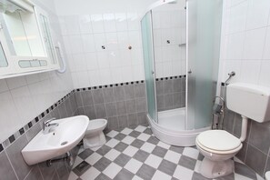 Apartment, 1 Bedroom (2) | Bathroom | Shower, hair dryer, towels