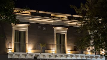 Fassade der Unterkunft – Abend/Nacht
