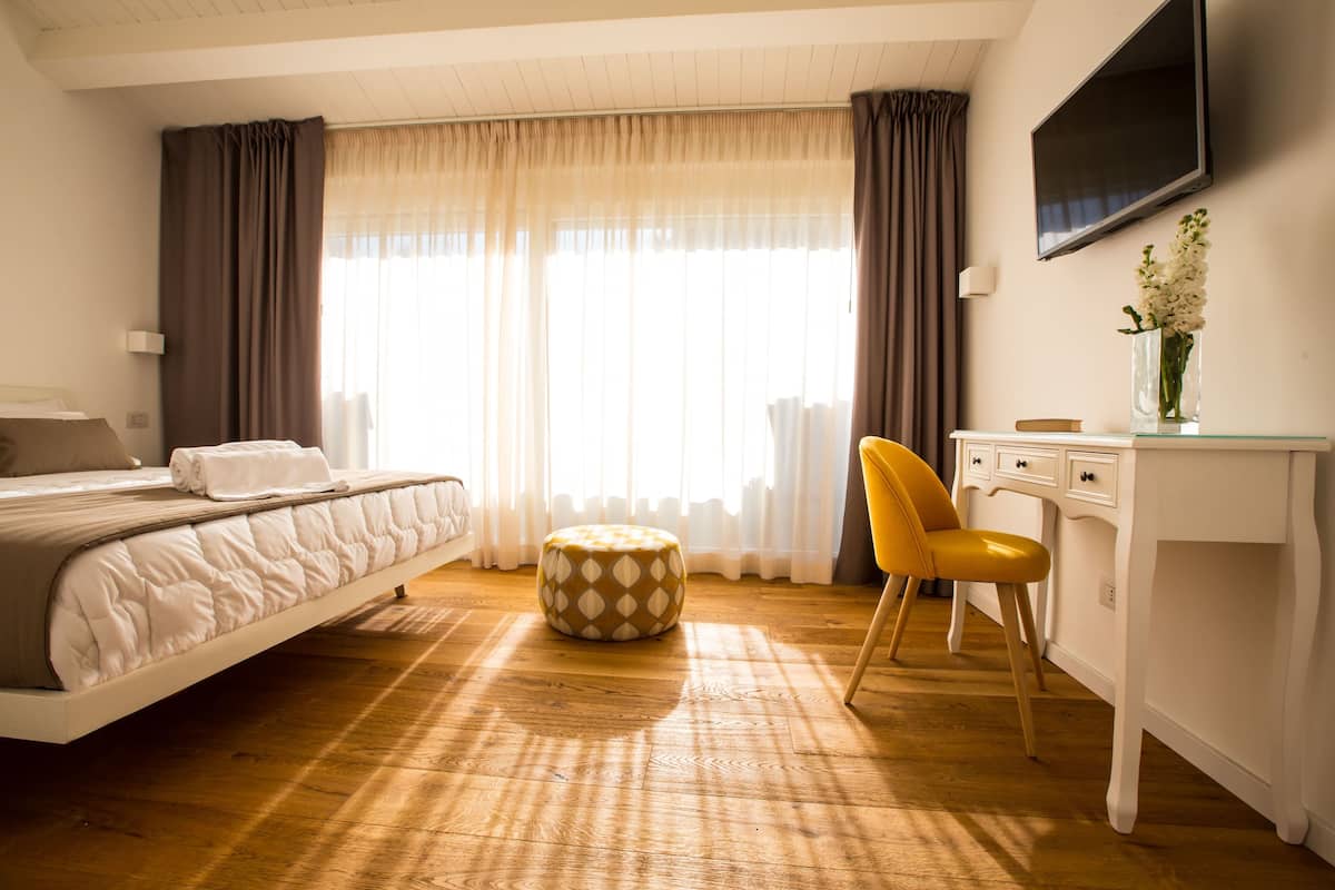 Classic Room, 1 Queen Bed, Terrace | Frette Italian sheets, premium bedding, down comforters, minibar