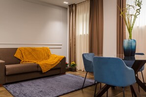 Suite, 1 Queen Bed with Sofa bed, Balcony | Living room - Plebis B&B (Catania)