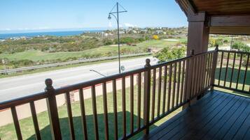 Comfort Townhome, Multiple Beds, Non Smoking, Partial Ocean View | Balcony