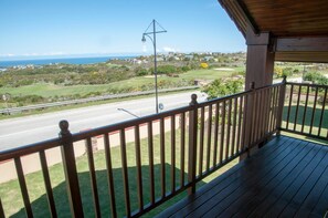 Comfort Townhome, Multiple Beds, Non Smoking, Partial Ocean View | Balcony