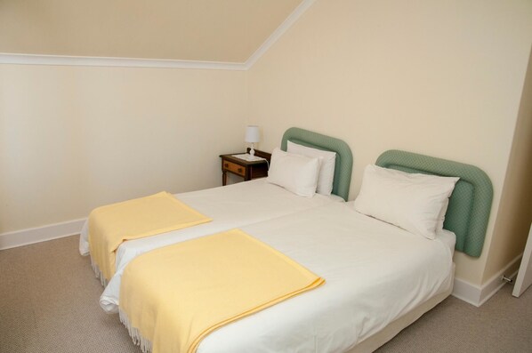 Comfort Townhome, Multiple Beds, Non Smoking, Partial Ocean View