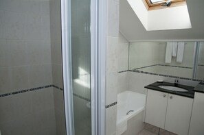 Comfort Townhome, Multiple Beds, Non Smoking, Partial Ocean View | Bathroom