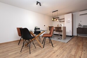 Appartement, 1 chambre (Mali) | Cuisine privée | Réfrigérateur, plaque de cuisson, cafetière/bouilloire