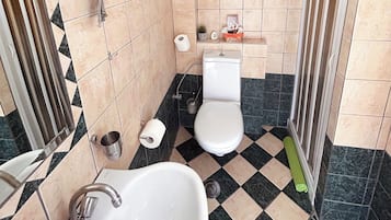 Quarto casal ou duplo, 1 quarto | Banheiro | Chuveiro, chuveiro com efeito de chuva, produtos de toalete grátis