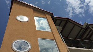 Un bâtiment doté de nombreuses fenêtres et d’un toit plat.