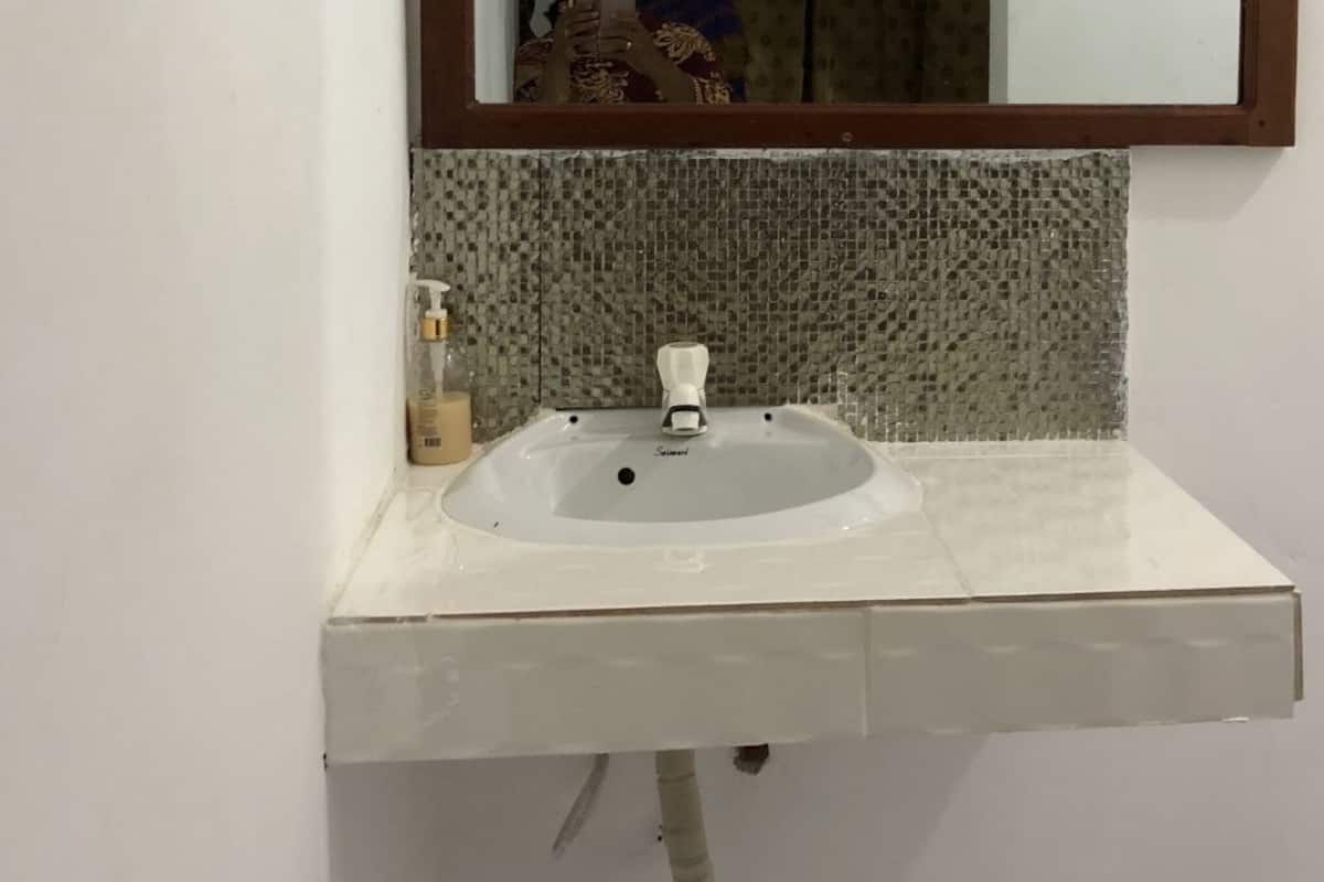 Shower, free toiletries, towels