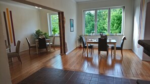 Daily continental breakfast (EUR 14 per person)