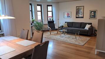 Comfort-Apartment, 2 Schlafzimmer (2) | Wohnbereich | 80-cm-Flachbildfernseher mit Satellitenempfang, Fernseher