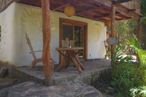 In-room safe, bed sheets - El Pital Chocolate Paradise - Hostel (Altagracia)