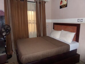 Standard Room, 1 Double Bed, Non Smoking | In-room safe, desk, bed sheets