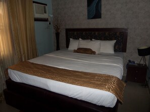 Dobbeltrom – deluxe, 1 queensize-seng, ikke-røyk | Safe på rommet, skrivebord og sengetøy