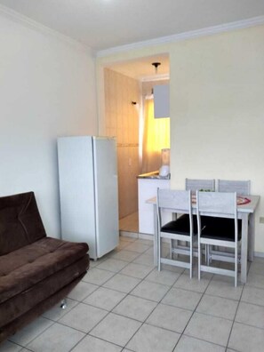 Kühlschrank, Ofen, Kochgeschirr/Geschirr/Besteck