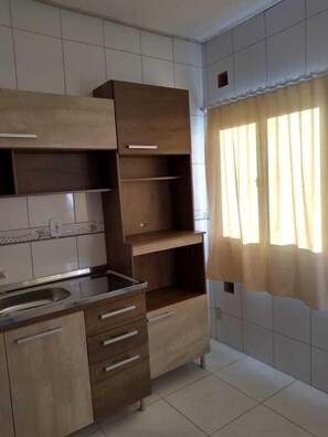 Geladeira, fogão, talheres/pratos/utensílios de cozinha