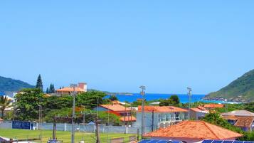 Zona residencial costera con casas, paneles solares y una vista despejada al mar.