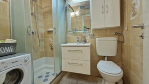 Appartement, 1 chambre, balcon | Salle de bain | Douche, séchoir à cheveux, serviettes fournies