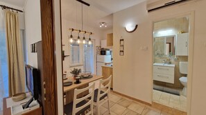 Apartemen, 1 kamar tidur, balkon | Dapur pribadi | Lemari es, kompor, mesin pembuat kopi/teh, dan ketel listrik