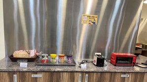 Un plan de travail de cuisine avec divers aliments et appareils, notamment un grille-pain et un four à micro-ondes.