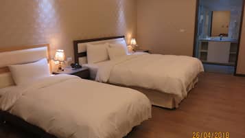 Business-Dreibettzimmer, Mehrere Betten, barrierefrei, Nichtraucher | Daunenbettdecken, Schreibtisch, schallisolierte Zimmer, kostenloses WLAN