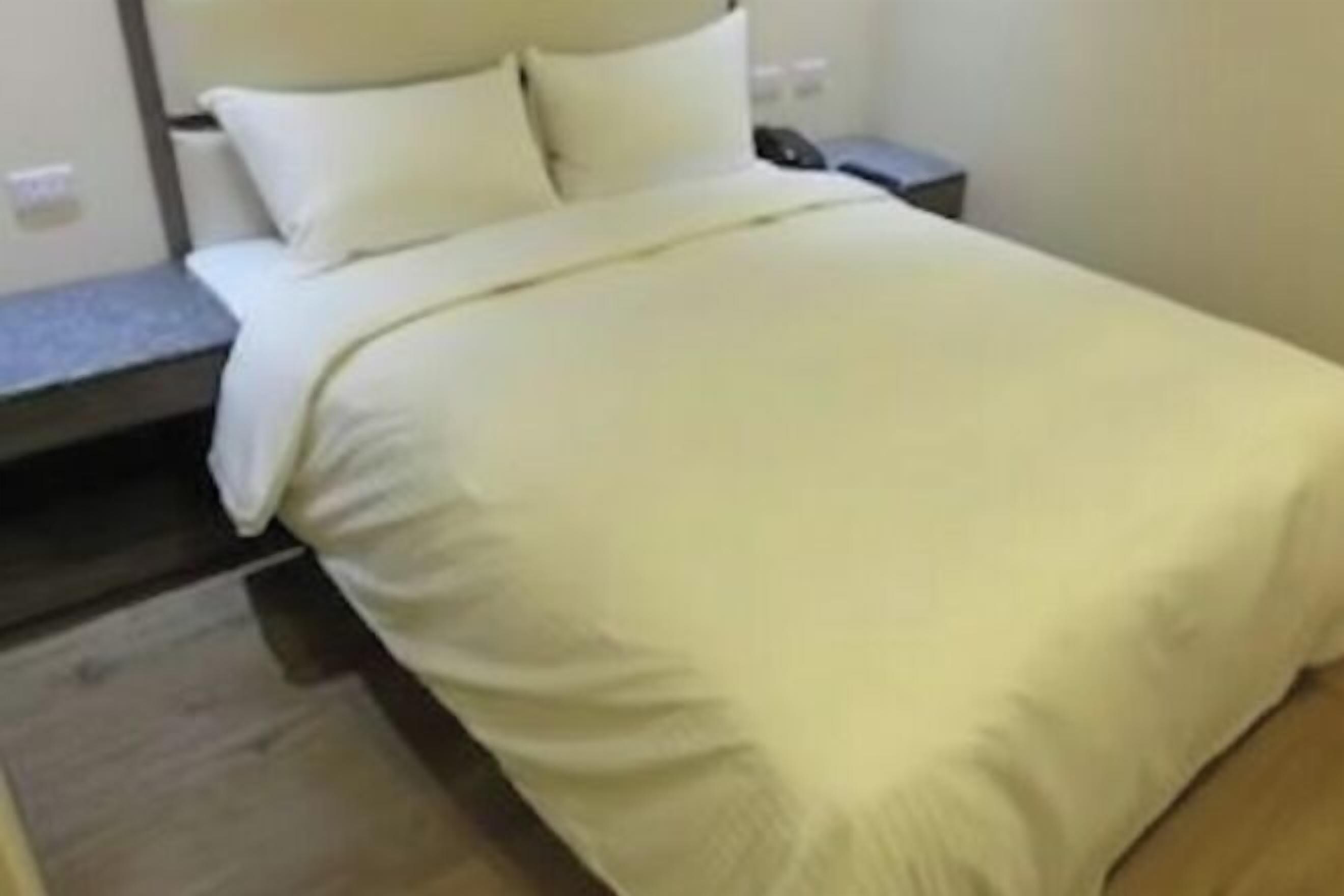 Daunenbettdecken, Schreibtisch, schallisolierte Zimmer, kostenloses WLAN