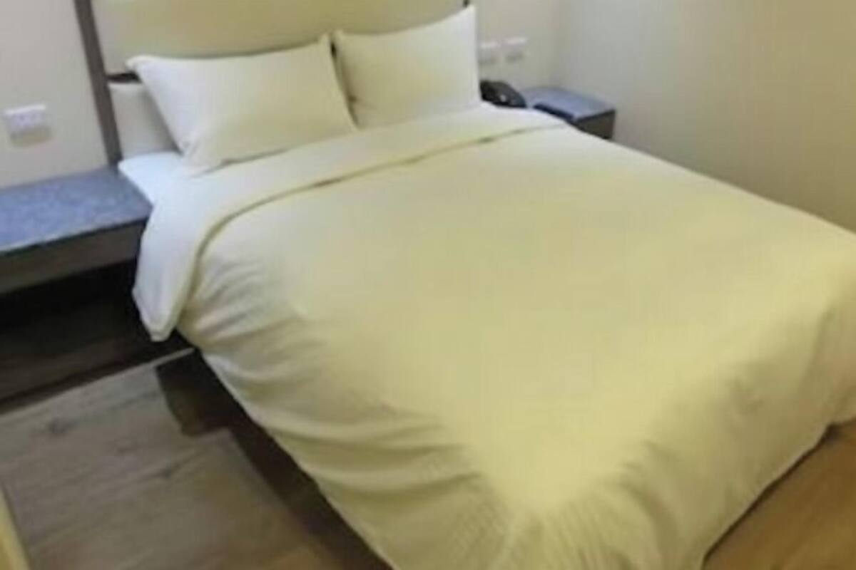 Daunenbettdecken, Schreibtisch, schallisolierte Zimmer, kostenloses WLAN