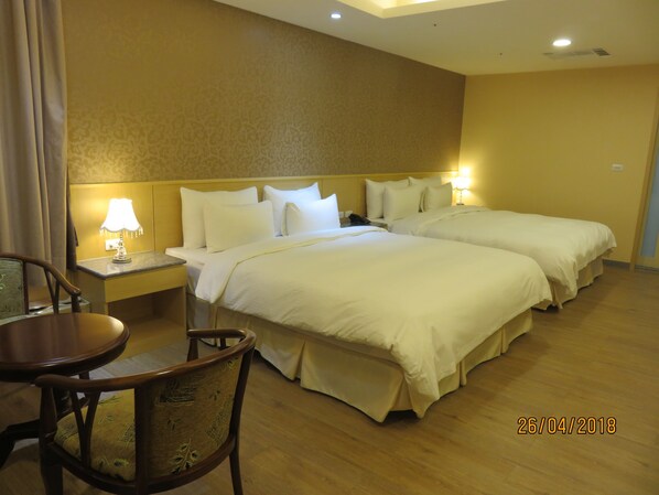 Deluxe-Vierbettzimmer, Mehrere Betten, barrierefrei, Nichtraucher | Daunenbettdecken, Schreibtisch, schallisolierte Zimmer, kostenloses WLAN