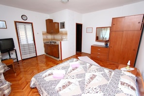 Studio, Balcony | Living area