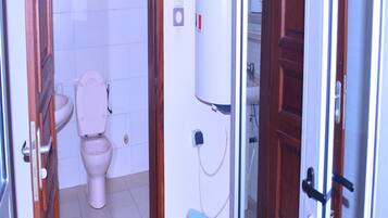 Duschwanne, Whirlpool, Bidet, Handtücher