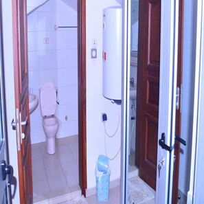 Duschwanne, Whirlpool, Bidet, Handtücher