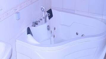 Duschwanne, Whirlpool, Bidet, Handtücher