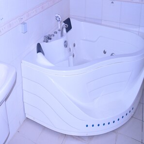 Duschwanne, Whirlpool, Bidet, Handtücher