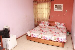 Een minibar, een bureau, verduisterende gordijnen, beddengoed